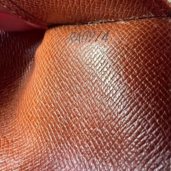 Louis VUITTON MONOGRAM KEY CASE/HOLDER - Picture 6 of 8